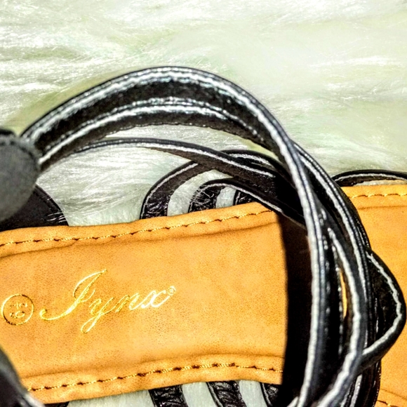 (NEW)! Cute! Black Flat Sandals! - Picture 6 of 8